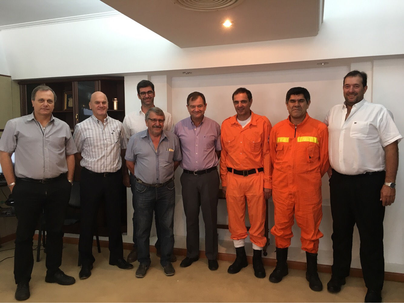 Manfrey dona traje de protección contra derrames de amoníaco para los Bomberos Voluntarios de Freyre.